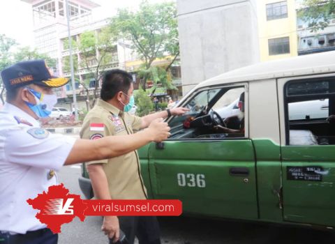 H Herman Deru Gubernur Sumsel pantau sejumlah titik penerapan PSBB di Kota Palembang. FOTO :VIRALSUMSEL.COM