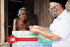 Drs Apriyadi MSi Sekda Muba salurkan BLT DD tahap kedua langsung ke rumah warga. FOTO : VIRALSUMSEL.COM
