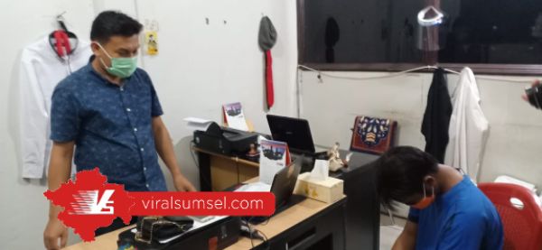 Deri Prima tertunduk lesu saat press releases di Mapolsek Sukarami Palembang. FOTO :VIRALSUMSEL.COM