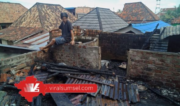 Kebakaran di SU I hanguskan rumah dan bedeng empat pintu. FOTO :VIRALSUMSEL.COM