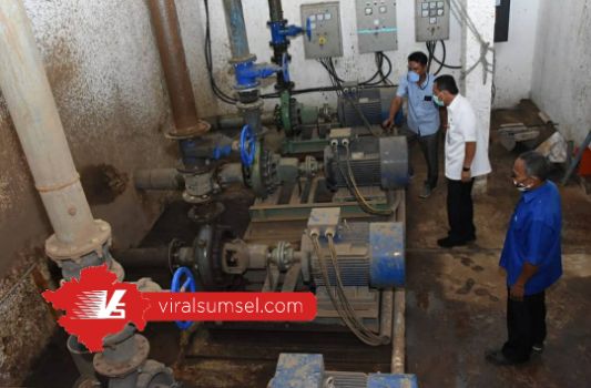 Walikota Lubuklinggau, H SN Prana Putra Sohe meninjau sejumlah pipa milik PDAM TBS. FOTO :VIRALSUMSEL.COM