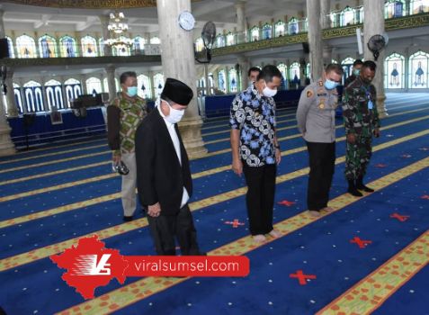 Walikota Lubuklinggau H SN Prana Putra Sohe meninjau masjid untuk persiapan shalat Jumat. .. FOTO :VIRALSUMSEL.COM