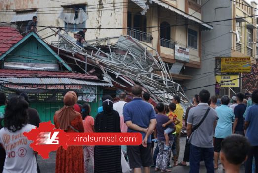 Sejumlah warga melihat atap yang terbang di Depan Sudi Mampir 18 Ilir Palembang. FOTO :M ARRACHIM /VIRALSUMSEL.COM