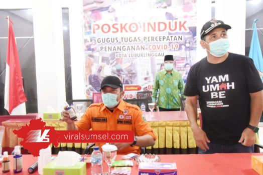 Gubernur Sumsel H.Herman Deru endorse hand sanitizer merek BeGe asli Lubuklinggau berbahan dasar serai wangi. FOTO :VIRALSUMSEL.COM