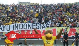 Suporter Sriwijaya FC, Sriwijaya Mania selalu setia mendukung Sriwijaya FC. FOTO :VIRALSUMSEL.COM
