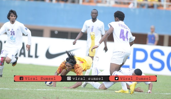 Pertandingan Sriwijaya FC vs Al Ain pada putaran kedua playoff LCA 2011. FOTO : DOK SFC