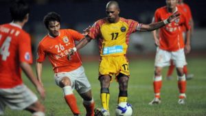 Keith Kayamba Gumbs penyerang Sriwijaya FC lewati pemain Shandong Luneng. FOTO : INDOSPORT