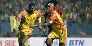 Selebrasi Keith Kayamba Gumbs dan Anoure Obiora usai raih gelar pemain terbaik Piala Indonesia. FOTO :AFP