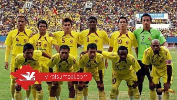 Arif Suyono (tengah jongkok) saat masih berseragam Sriwijaya FC. FOTO : DOK SFC