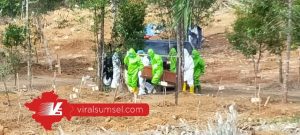 Prosesi pemakaman warga menggunakan protokol corona di TPU Gandus. FOTO : M ARRACHIM /VIRALSUMSEL.COM