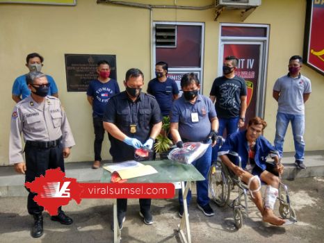 Hen eksekutor perampokan di Toko Emas Pasar Sungai Lilin dalam press releases di Jatanras Polda Sumsel. FOTO :VIRALSUMSEL.COM