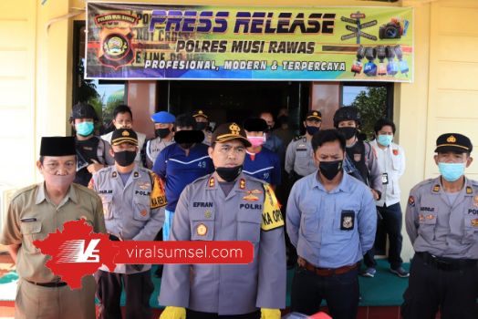 Oknum Kadus dan Anggota BPD diamankan di Polres Musi Rawas diduga potong dana BLT DD Covid-19. FOTO :VIRALSUMSEL.COM