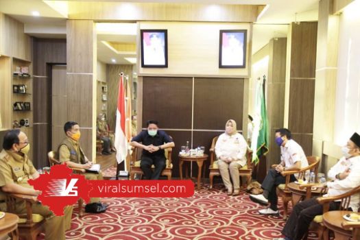 Gubernur Sumsel H.Herman Deru menerima laporan kesiapan Pilkada Sumsel dari Ketua KPU Sumsel Kelly Mariana. FOTO :VIRALSUMSEL.COM
