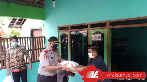 Perwakilan Serdik Sespimmen Alumni Akpol 2002 beri bantuan paket sembako. FOTO :VIRALSUMSEL.COM