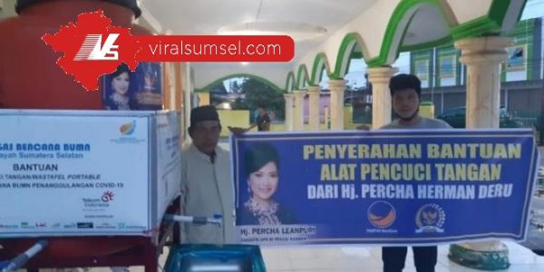 Perwakilan Hj Percha Leanpuri HD Anggota DPR RI Dapil Sumsel bagikan alat cuci tangan ke sejumlah masjid di Palembang. FOTO :VIRALSUMSEL.COM
