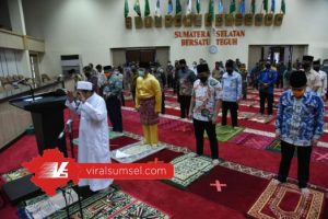 H Herman Deru gubernur Sumsel menjalankan shalat jumat di Kantor Gubernur. FOTO :VIRALSUMSEL.COM