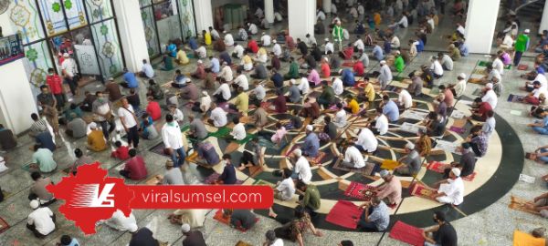 Jamaah shalat jumat di Masjid Agung Palembang tetap mematuhi protokol Covid-19. FOTO :ARRA /WWW.VIRALSUMSEL.COM