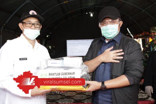 Gubernur Sumsel H Herman Deru serahkan bantuan pada Kabupaten PALI. FOTO :VIRALSUMSEL.COM