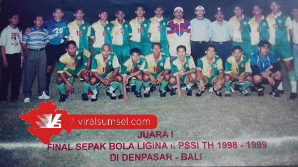 Pemain, pelatih dan ofisial PS Palembang saat juara Divisi II Liga Indonesia 1998/1999. FOTO :VIRALSUMSEL.COM