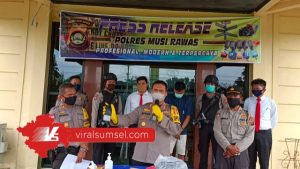 Kapolres Mura, AKBP Efrannnedy didampingi Kapolsek Purwodadi, AKP Deni dalam keterangan pers. FOTO :VIRALSUMSEL.COM