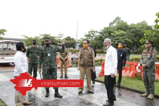 Wagub H. Mawardi Yahya bersama Pangdam II/Sriwijaya Mayjen TNI Irwan melihat dari dekat proses swab test karyawan BNI. FOTO : VIRALSUMSEL.COM