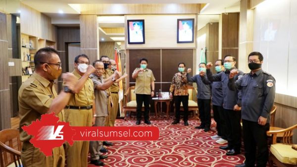 Gubernur H Herman Deru usai menerima audiensi Bawaslu dalam rangka bersilaturahmi. FOTO : VIRALSUMSEL.COM