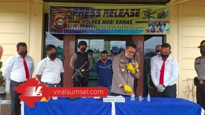 Kapolres Mura AKBP Efrannedy didamping Kasat Narkoba Iptu Khairudin saat press rilis pengedar sabu. FOTO : VIRALSUMSEL.COM