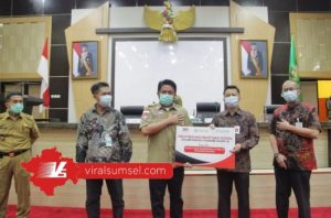 Gubernur Sumsel H Herman Deru terima bantuan dari OJK Regional 7 Sumbagsel dan Kementerian Perindustrian RI. FOTO : VIRALSUMSEL.COM