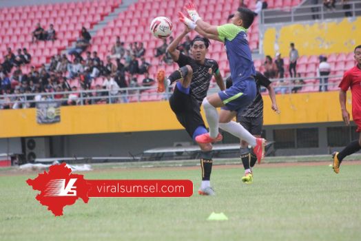 Firman Septian playmaker Sriwijaya FC saat uji coba. FOTO : VIRALSUMSEL.COM