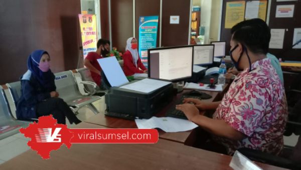 Keluarga korban penjambretan, Desy Permata Sari (22) lapor ke Mapolrestabes Palembang. FOTO :VIRALSUMSEL.COM