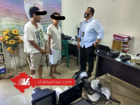 Pelaku pembobolan Sekolah Menengah Kejuruan (SMK) Pelayaran Penggali Nusantara diamankan Unit IV Subdit III Jatanras Ditreskrimum Polda Sumsel. FOTO : VIRALSUMSEL.COM