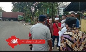 Wakil Walikota Palembang Fitrianti Agustinda cek ke lokasi truk kontainer terguling. FOTO : VIRALSUMSEL.COM