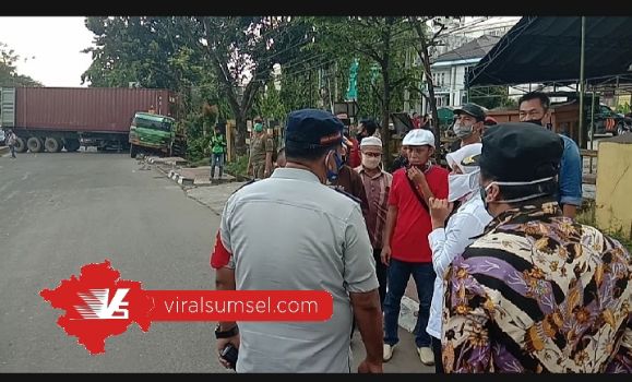 Wakil Walikota Palembang Fitrianti Agustinda cek ke lokasi truk kontainer terguling. FOTO : VIRALSUMSEL.COM