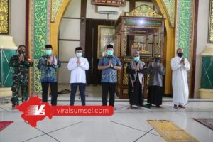 H Herman Deru Gubernur Sumsel shalat Jumat di Masjid Raya Taqwa, Jalan Telaga, Palembang. FOTO : VIRALSUMSEL.COM