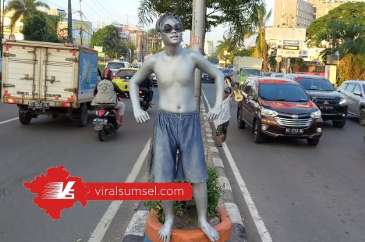 Penampakan manusia silver di Lampu Merah Palembang. FOTO : M ARRAHIM/VIRALSUMSEL.COM
