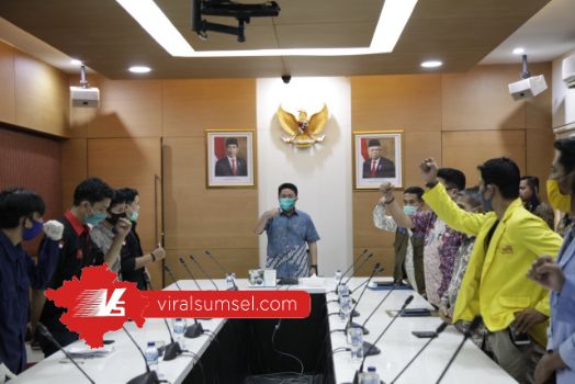 Gubernur Sumsel H Herman Deru menerima langsung Aliansi Mahasiswa Peduli Sumsel, di Ruang Rapat Gubernur Sumsel. FOTO : VIRALSUMSEL.COM