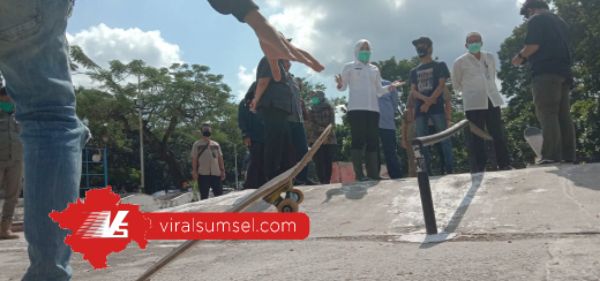 Wawako Palembang saat meninjau Ampera Skate Park. FOTO : VIRALSUMSEL.COM