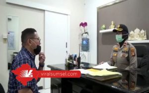 Firdaus Hasbullah salah satu pemeran film di Rumah Bae dalam suatu adegan. FOTO :VIRALSUMSEL.COM