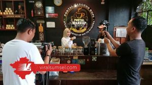 Jurnalis Viral Sumsel sedang menikmati secangkir kopi Robusta di Portal Warkop. FOTO :VIRALSUMSEL.COM