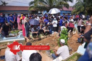 Suasana pemakaman Agus Petugas Pemadam Kebakaran. FOTO :VIRALSUMSEL.COM