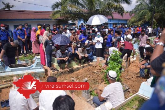 Suasana pemakaman Agus Petugas Pemadam Kebakaran. FOTO :VIRALSUMSEL.COM