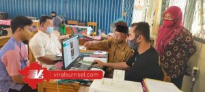 Guru SMA N 14 Palembang saat memantau ujian semester siswa lewat daring. FOTO : M ARRA/VIRALSUMSEL.COM