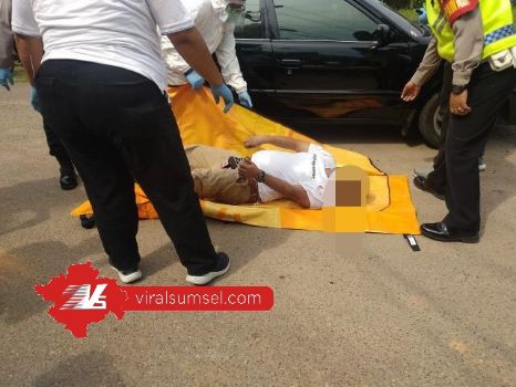 Korban Ekky yang meninggal dunia dalam mobil Soluna di depan RSUD Bari dievakuasi polisi. FOTO : VIRALSUMSEL.COM
