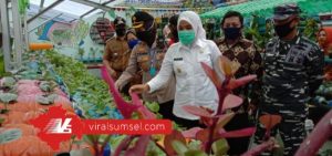 Wakil Walikota Palembang Fitrianti Agustinda tinjau kampung sayur di Bukit Kecil, Selasa (17/6/2020). FOTO :VIRALSUMSEL.COM