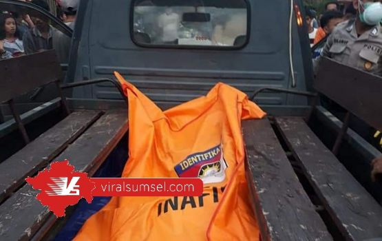 Jasad nenek MA saat akan dibawa ke RSUD Sungai Lilin. FOTO :VIRALSUMSEL.COM