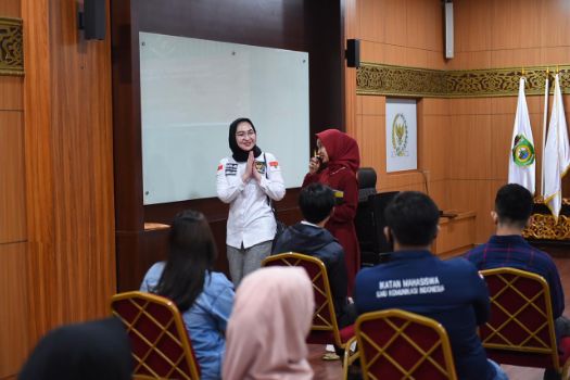 Amaliah Sobli S.KG, MBA Anggota DPD RI Dapil Sumsel saat akan meninggalkan ruangan sosialisasi. FOTO : YUYU RB/VIRALSUMSEL.COM