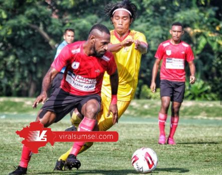 Erwin Gutawan defender Sriwijaya FC kawal penyerang Persipura Boas Solossa saat uji coba. jelang kompetisi Liga 2. FOTO : ASTARA
