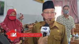 Kepala SMA Negeri 14 Palembang Drs Kms Taufik R MSi. FOTO : M ARRA/VIRALSUMSEL.COM