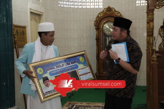H Herman Deru Gubernur Sumsel memberikan bantuan di Masjid Masjid Ar-Rozaq, Jum'at (19/6/2020). FOTO : VIRALSUMSEL.COM