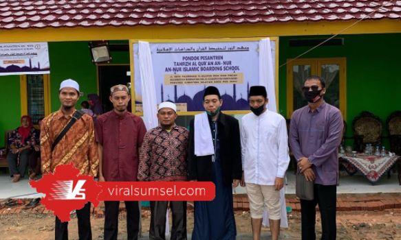 Darul Qutni Anggota DPRD Banyuasin bersama para pengasuh Ponpes Tahfidz Qur'an An-Nur. FOTO : VIRALSUMSEL.COM